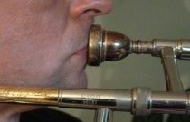 Blasinstrumente sollten regelmäßig gründlich gesäubert werden